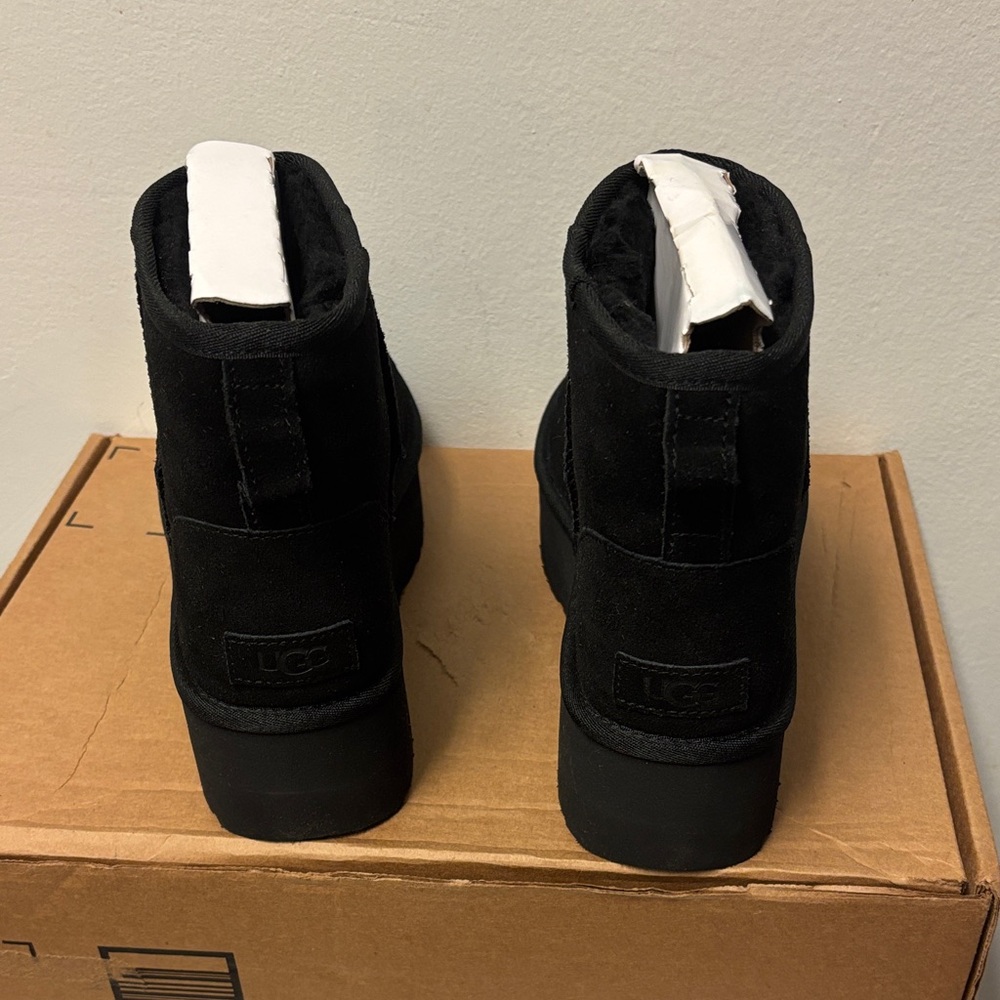 UGG CLASSIC Women's Black Suede Boots, New never used and perfect for Winter - Picture 4 of 8